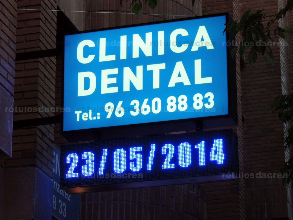 Banderola luminosa con pantalla electrónica integrada para clínica dental