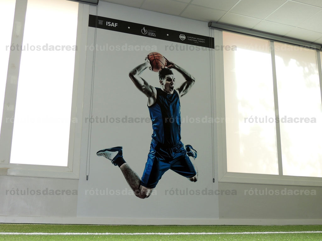 Impresión digital de fotomurales con deportista saltando para gimnasio