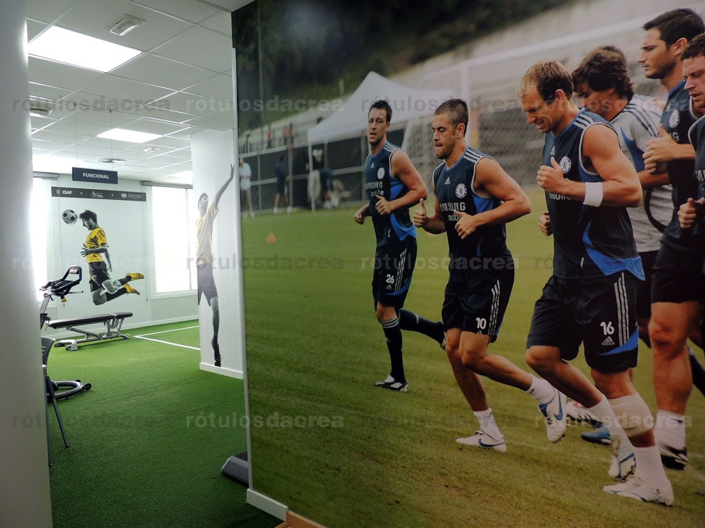 Impresión digital de fotomurales con jugadores de fútbol para gimnasio
