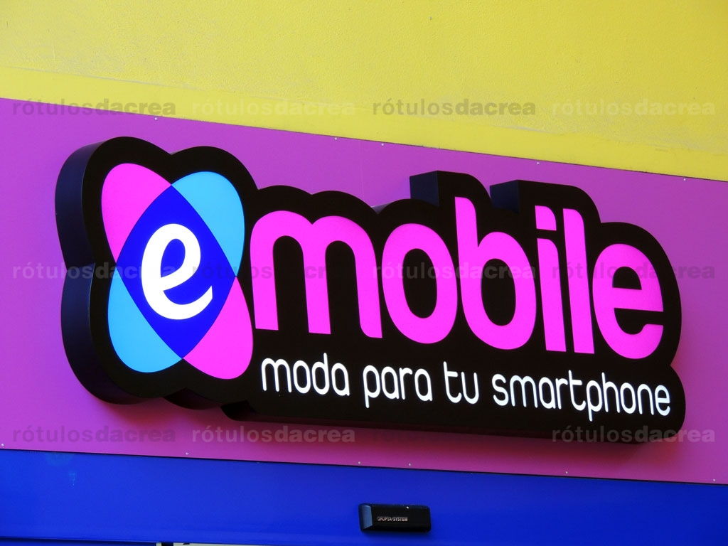 Rótulo luminoso con frente de metacrilato colorido para tienda de móviles