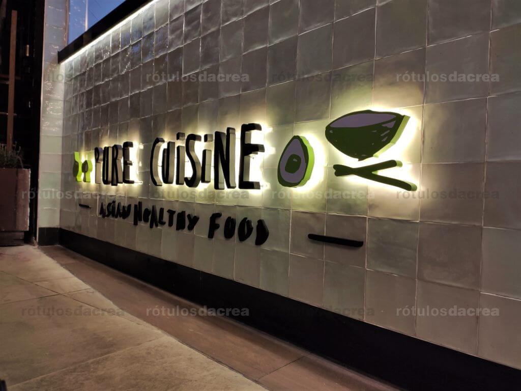 Letras corpóreas retroiluminadas de PVC sobre azulejos para restaurante