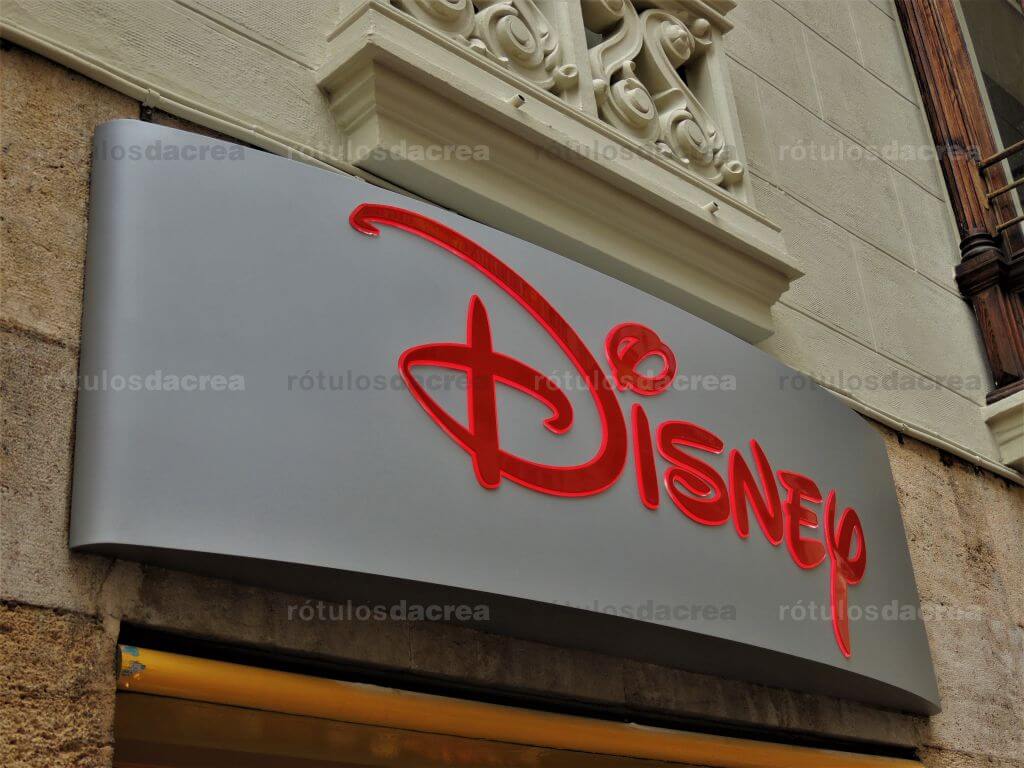 Rótulo curvo con letras luminosas para tienda Disney