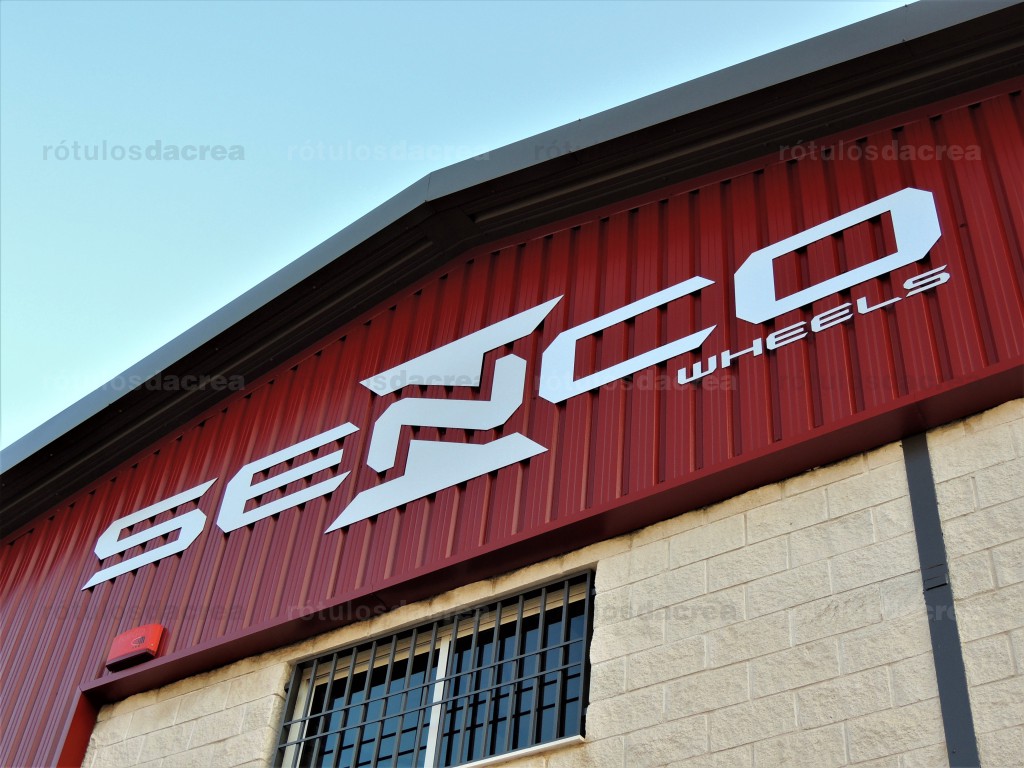 Letras de aluminio en fachada de nave industrial