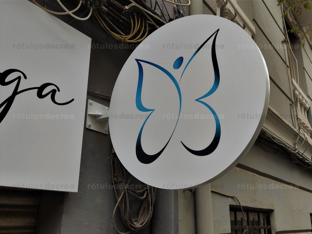 Banderola circular fabricada en aluminio composite con impresión de mariposa