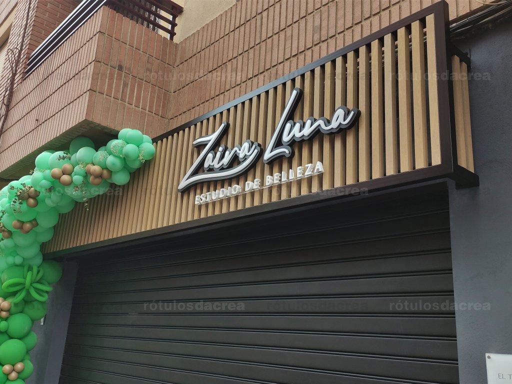 Corpóreo con iluminación sobre estructura de madera