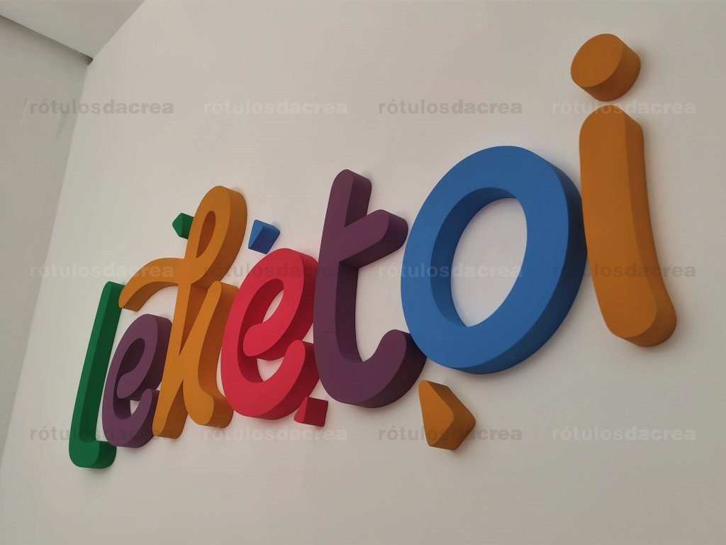 Letras 3D coloridas fabricadas en corcho