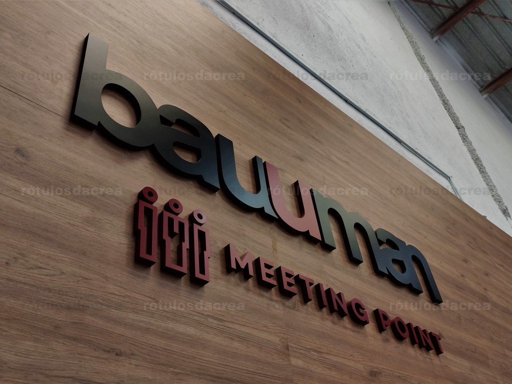 Letras corpóreas de PVC sobre revestimiento de madera