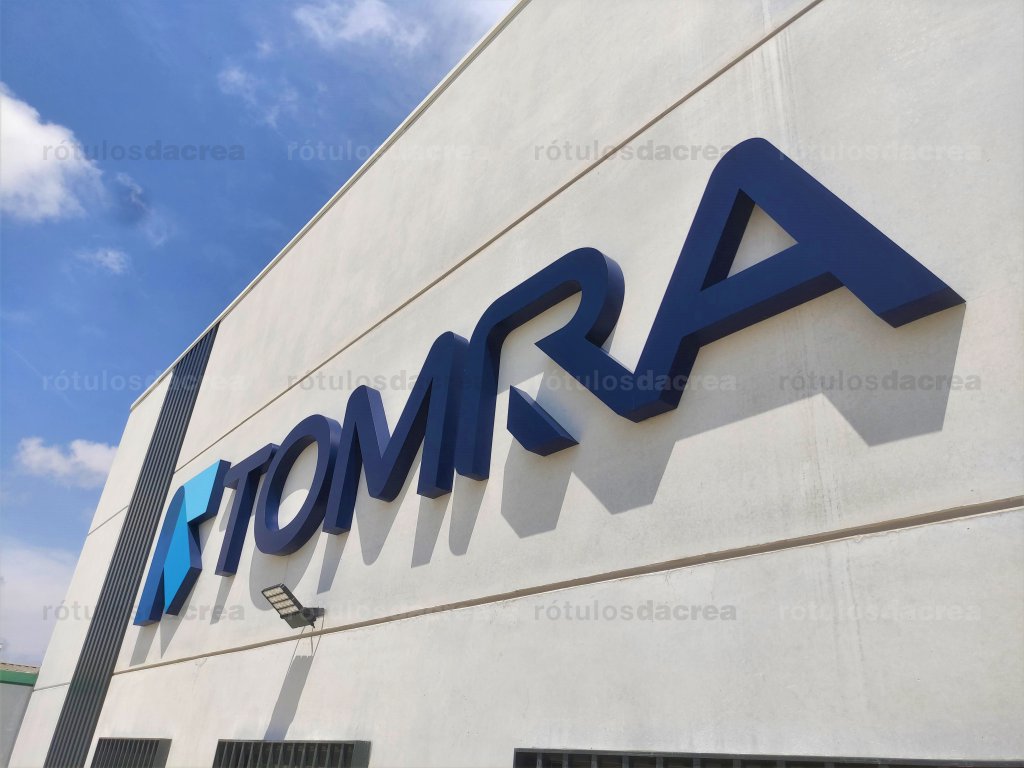 Letras corpóreas de aluminio sobre fachada de nave