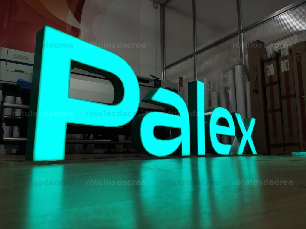 Letras corpóreas de PVC con iluminación