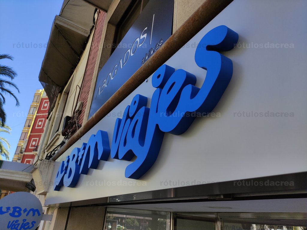 Letras 3D fabricadas en corcho sobre bandeja para agencia de viajes