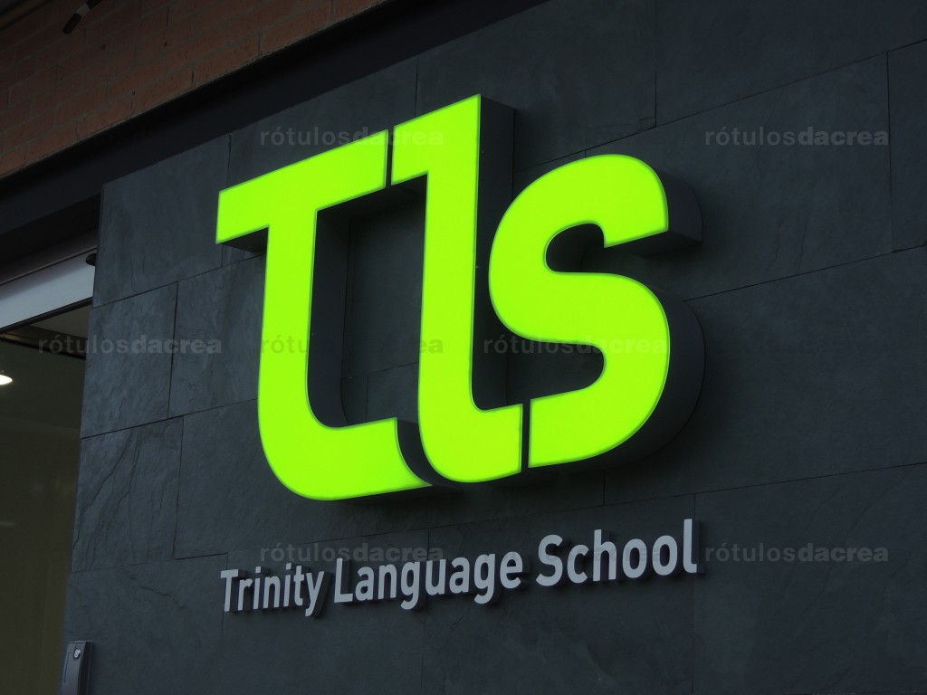 Letras corpóreas con iluminación sobre fachada de academia de inglés