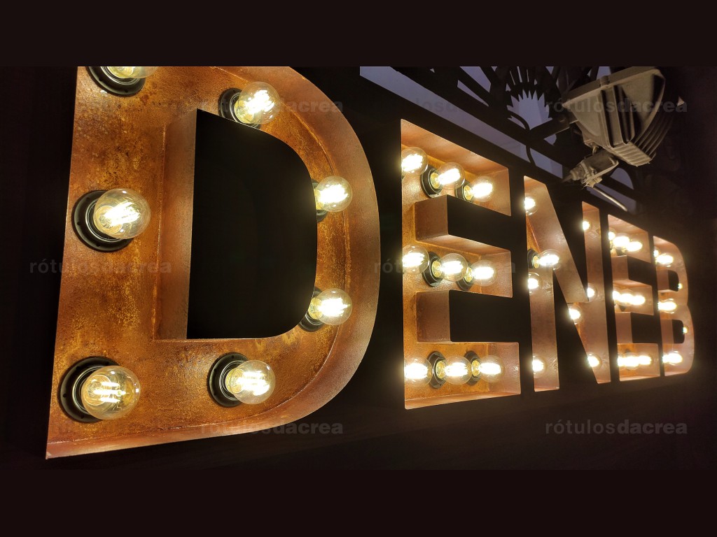 Letras corpóreas efecto envejecido con bombillas de filamento