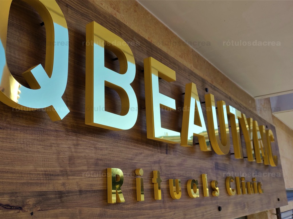 Letras corpóreas con frente de composite dorado