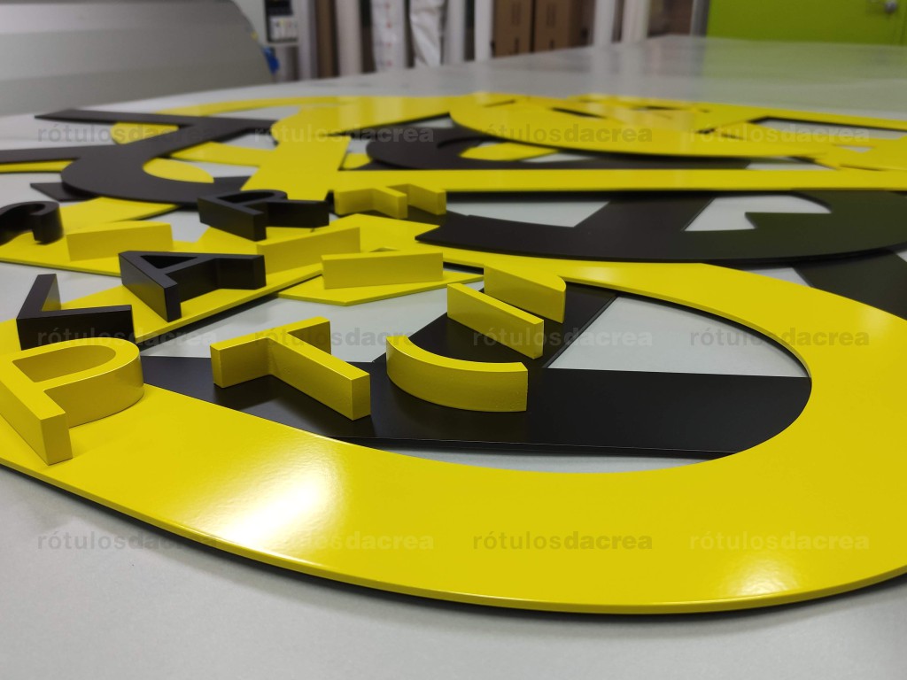 Letras recortadas de PVC y composite