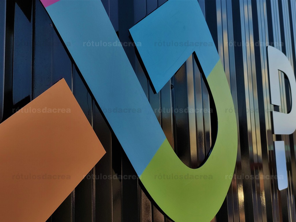 Letras recortadas en composite de aluminio para fachada de nave industrial