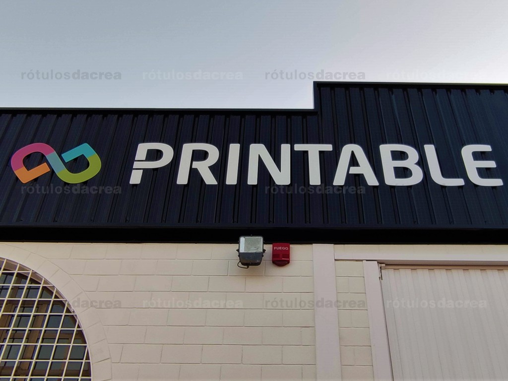 Letras recortadas en composite sobre fachada de nave