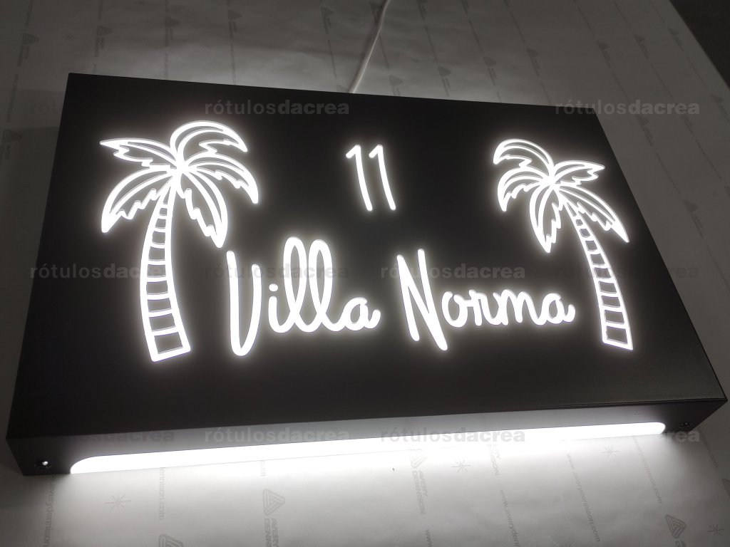 Placa luminosa con textos recortados