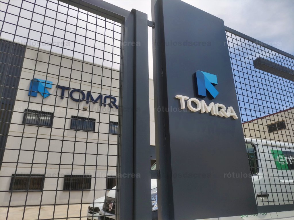 Placa con letras corpóreas sobre reja