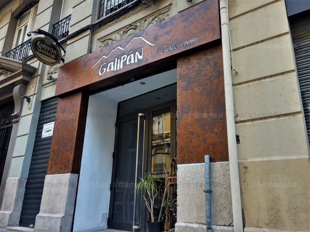 Revestimiento con efecto óxido junto con rótulo tipo bandeja luminosa