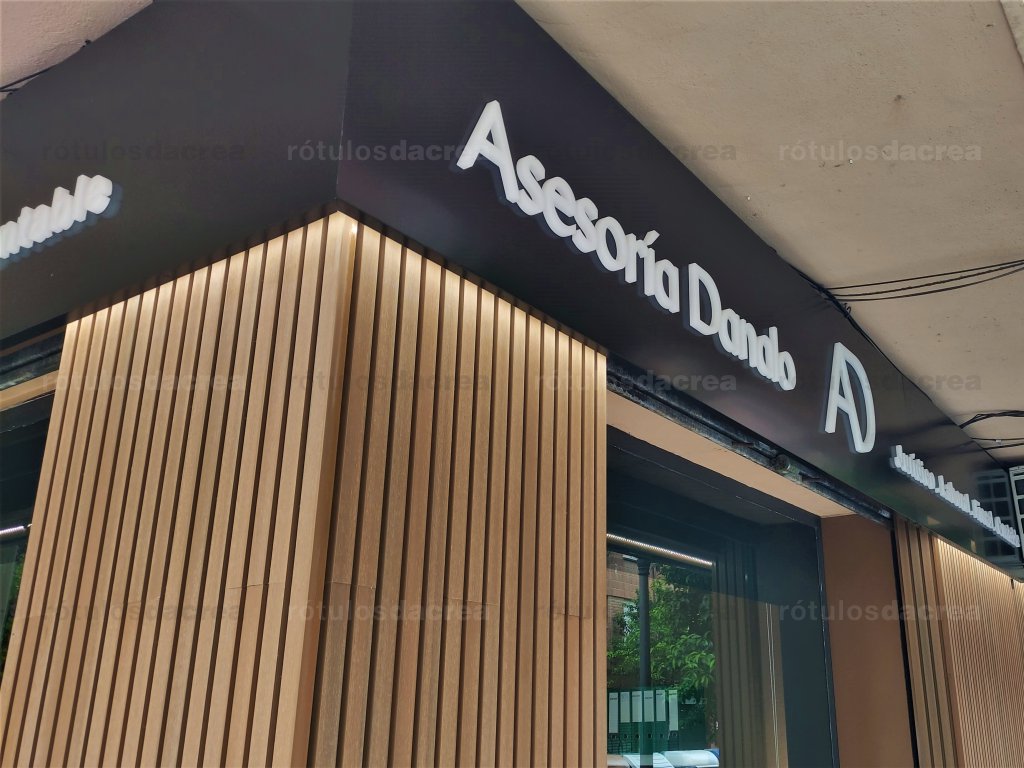 Revestimiento con listones de madera para asesoría