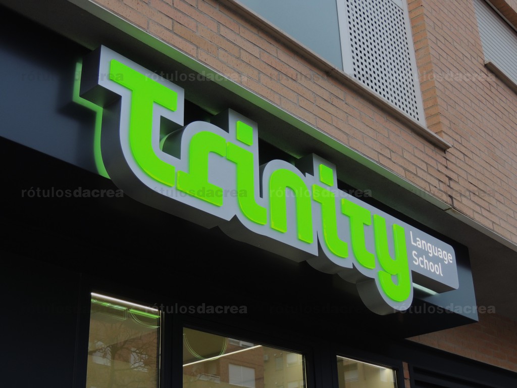 Rótulo corpóreo con iluminación frontal y trasera para academia de inglés