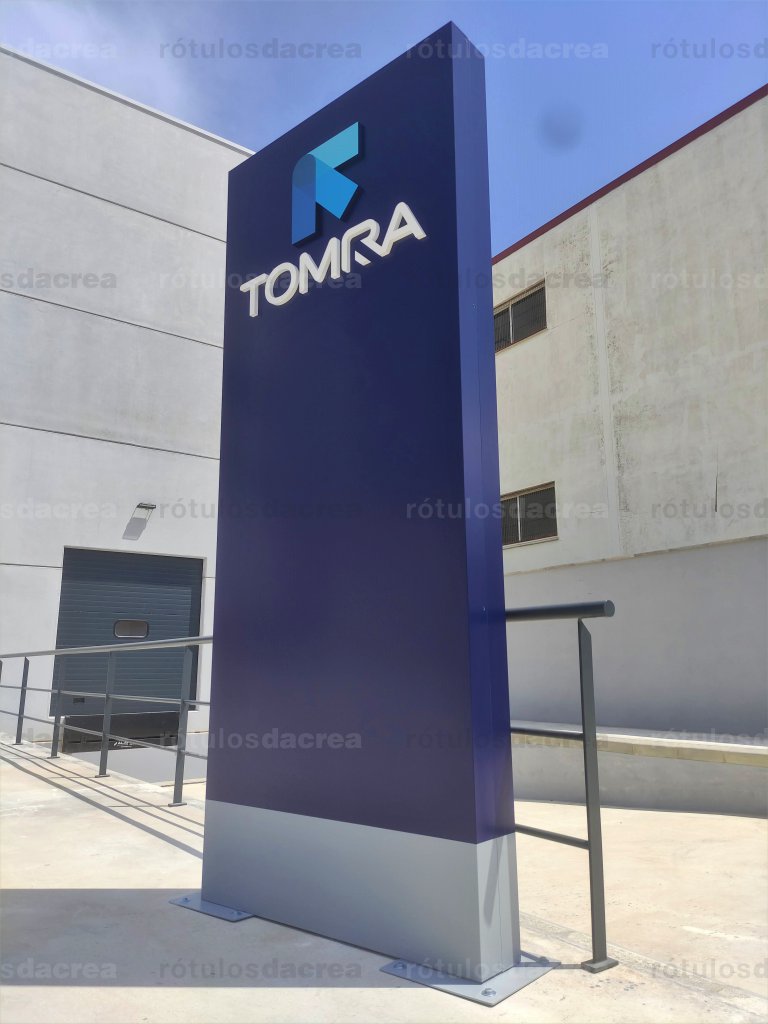 Totem de aluminio con letras corpóreas en entrada de nave