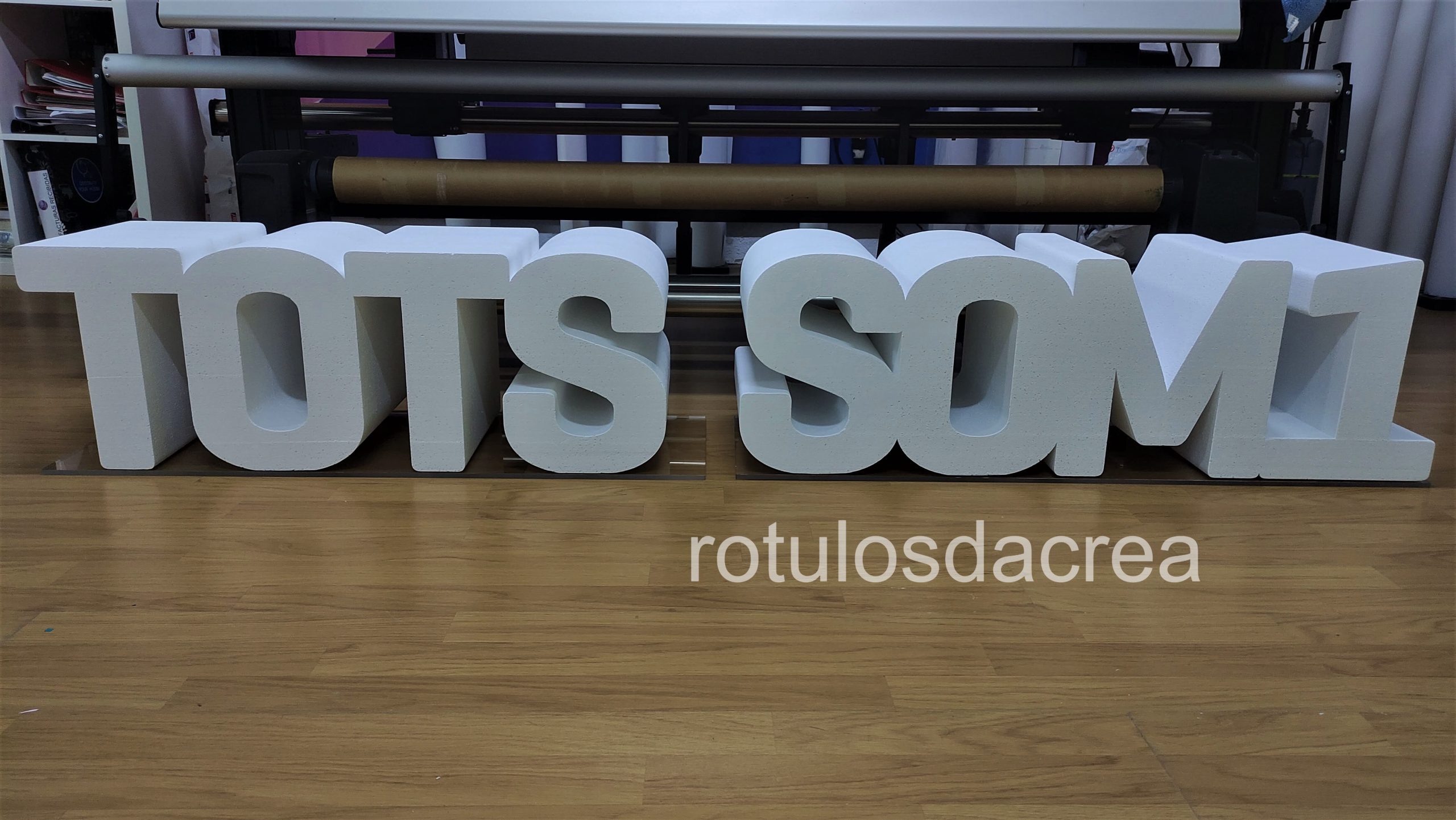 Letras corpóreas en corcho TOTS SOM1 para agencia de marketing en Valencia