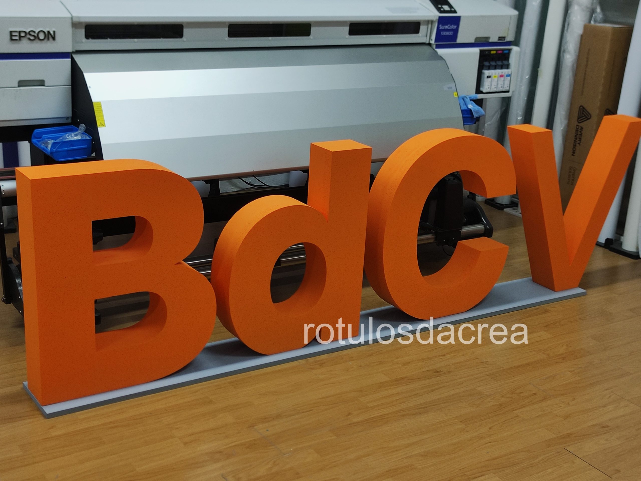 Letras corpóreas en corcho BdCV para À Punt Mèdia, gran formato en color naranja sobre base metálica