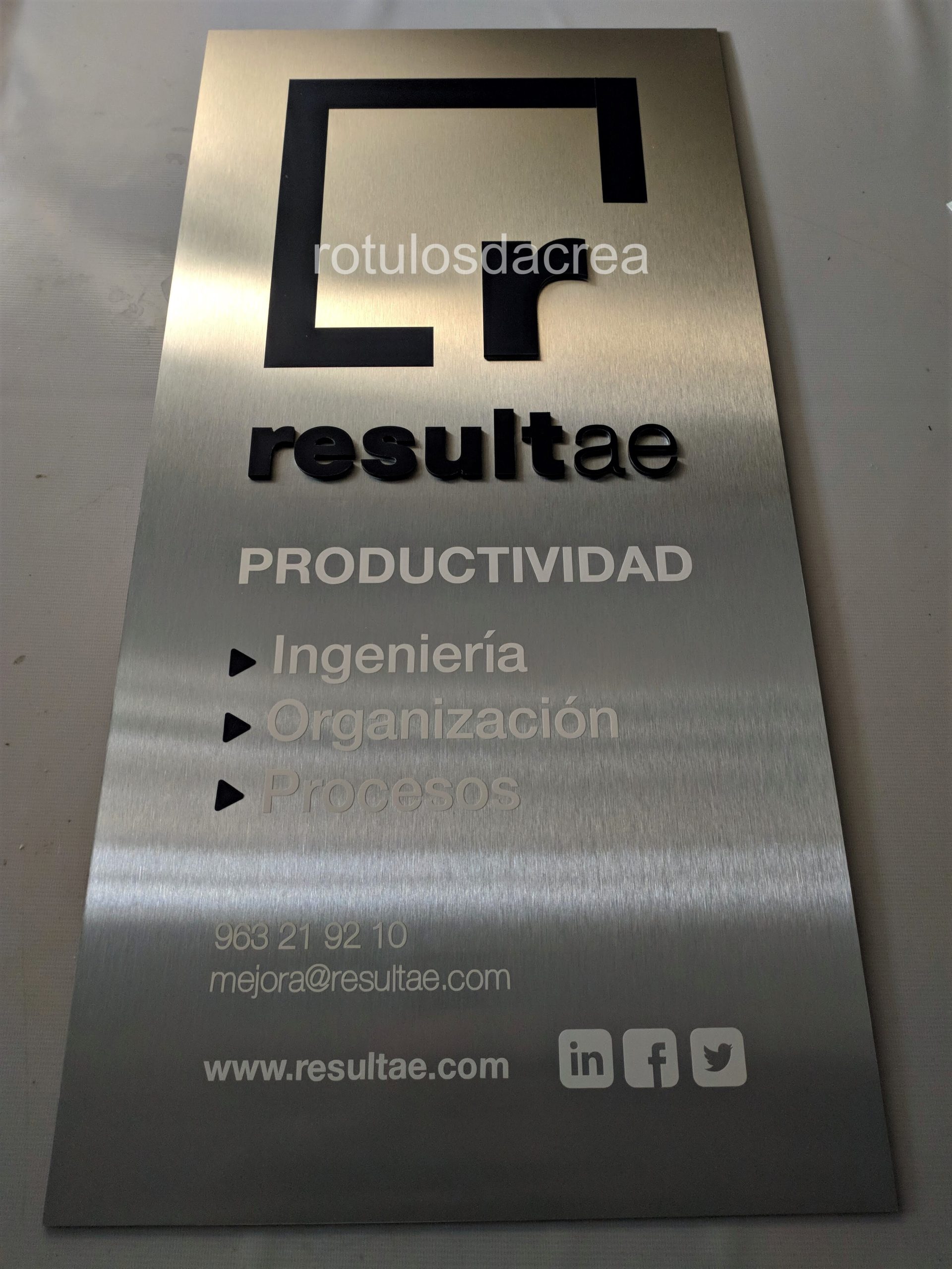 Placa en aluminio con letras corpóreas