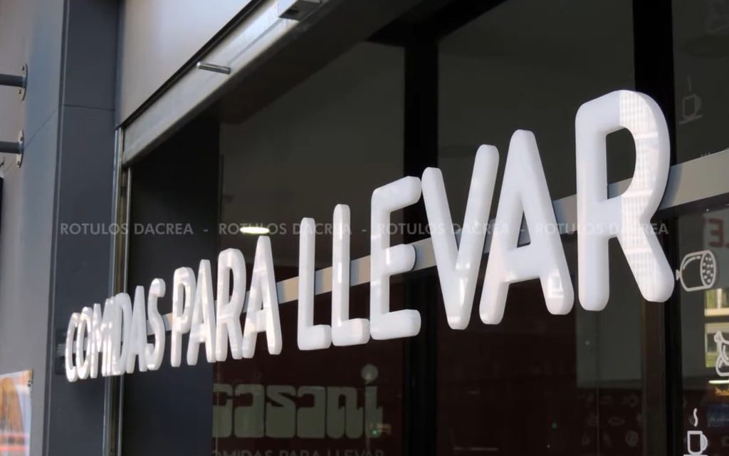 Letras corpóreas blancas de comidas para llevar montadas sobre el escaparate de Casaní
