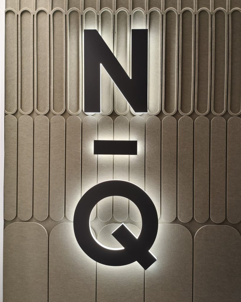 Logotipo corpóreo N-Q de metacrilato con retroiluminación LED sobre paneles con relieve en Sky Business Center, Manises