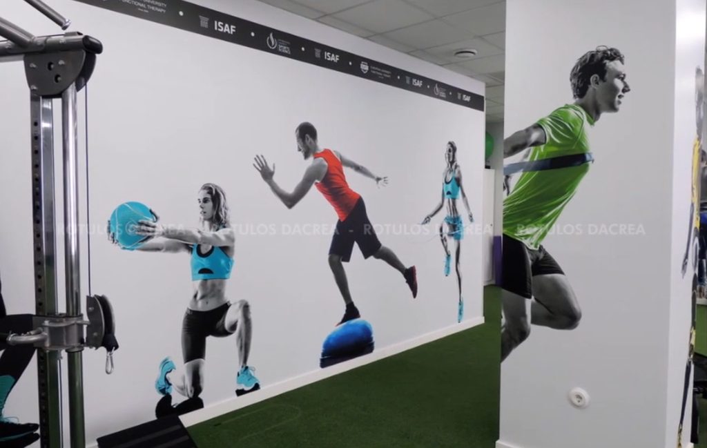 Mural impreso de pared completa con deportistas en la sala de entrenamiento del Instituto ISAF
