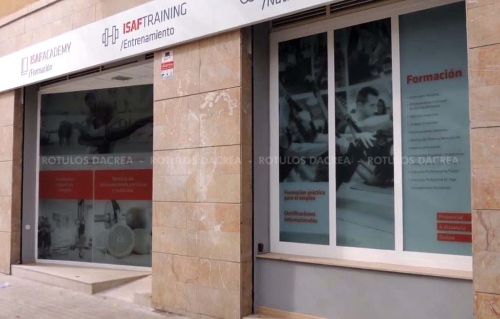 Escaparate del Instituto ISAF rotulado con vinilo impreso y el listado de la oferta formativa